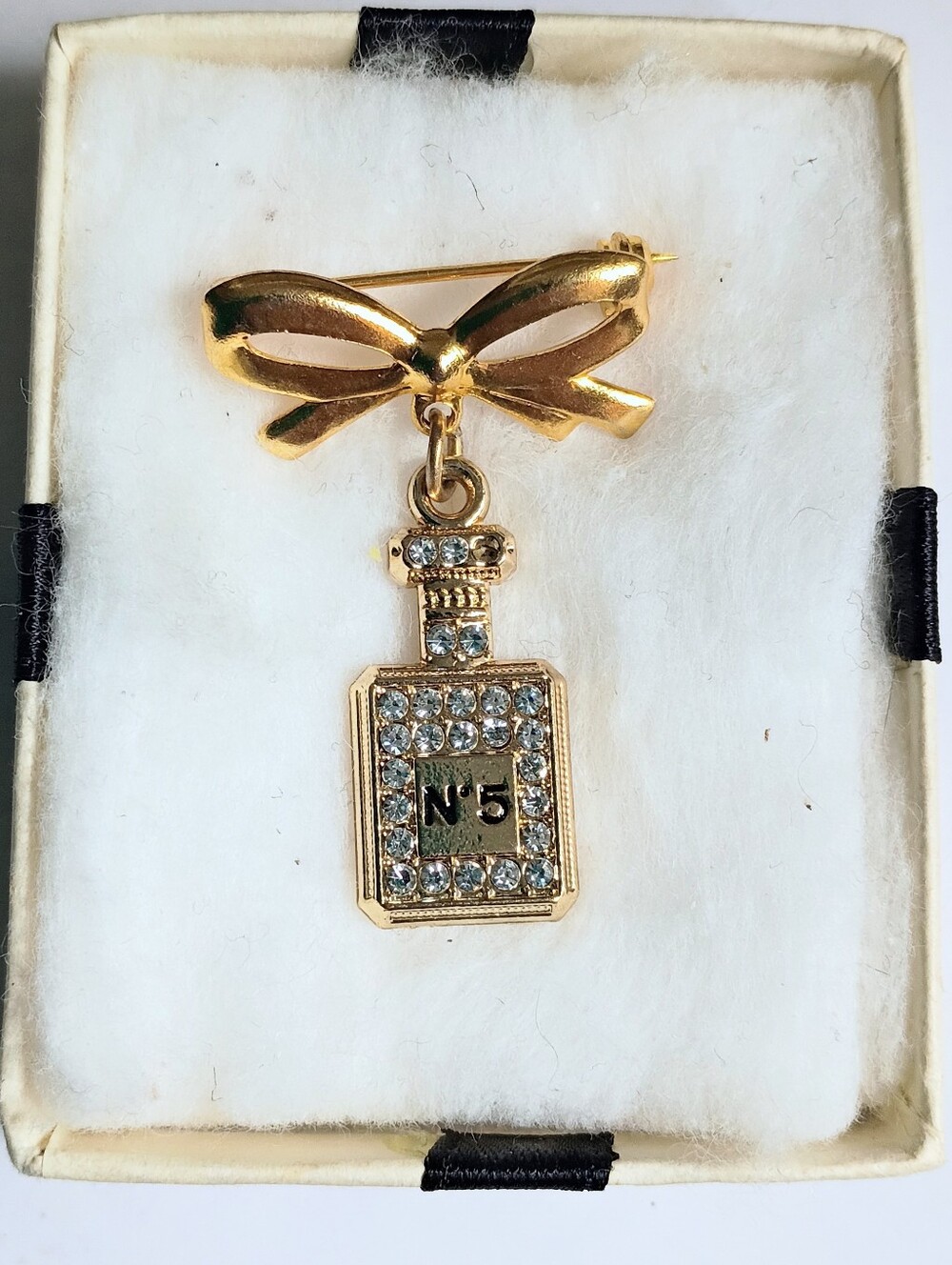 Gold Bow Brooch with Crystal-Encrusted Perfume Bottle Charm (Nº5) - Picture 6 of 10